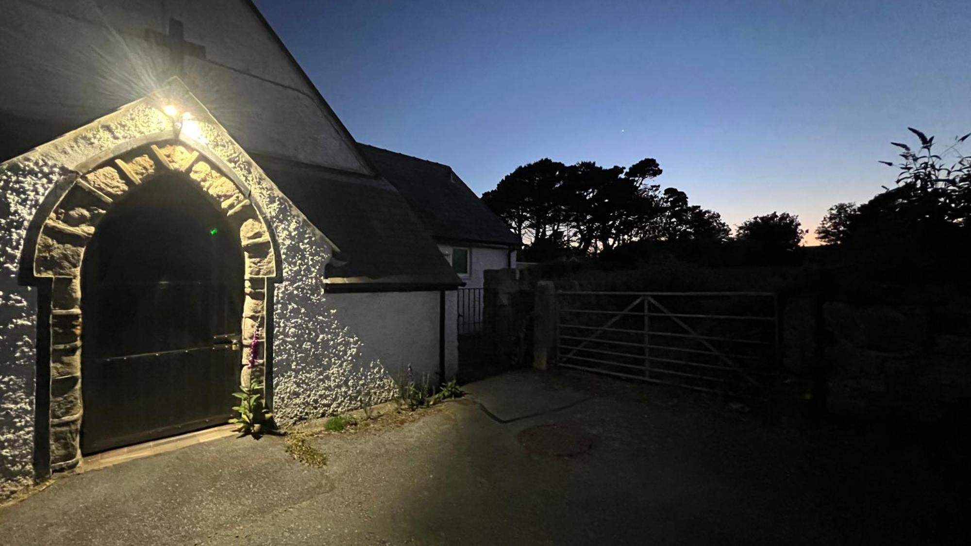 Llanw Malltraeth - Malltraeth Tides Llangadwaladr  Exterior photo